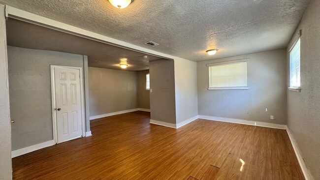 Building Photo - Large, spacious 5/2! Separate living dinin...