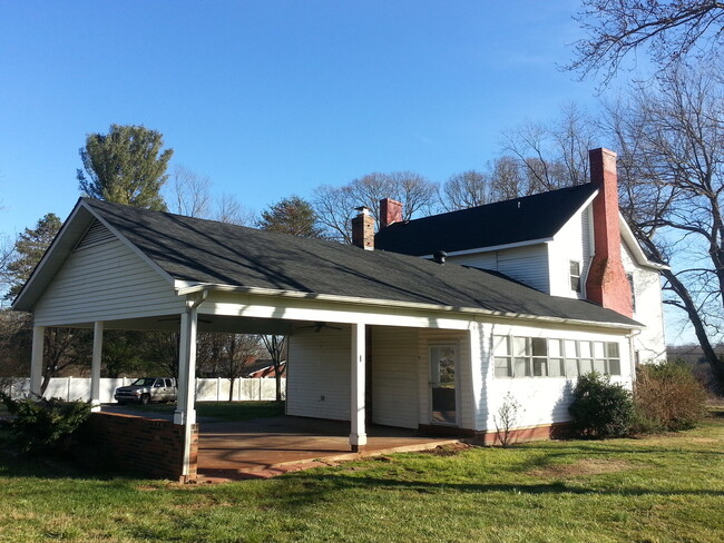 Building Photo - West Iredell Area - 4BR / 3BA + Carport