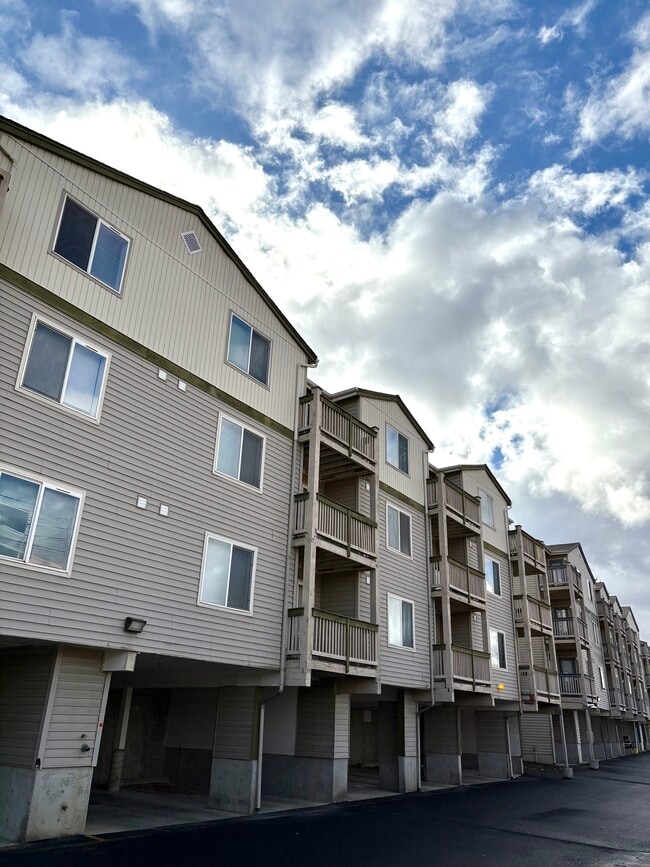 Building Photo - OUTLOOK APTS