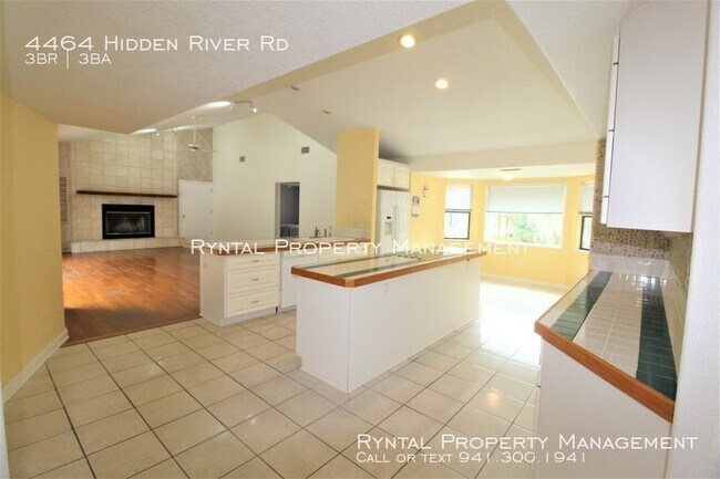 Foto del edificio - 4464 Hidden River Rd