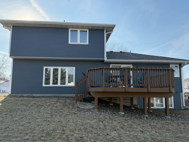 Building Photo - Single Family 3-bedroom 3 Bath Home