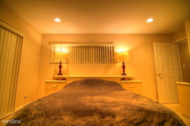 Building Photo - 2 br, 2 bath Condo - 214 S Wood St.