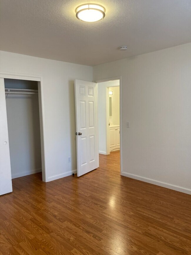 Foto del edificio - **Welcome Home, Available Now**