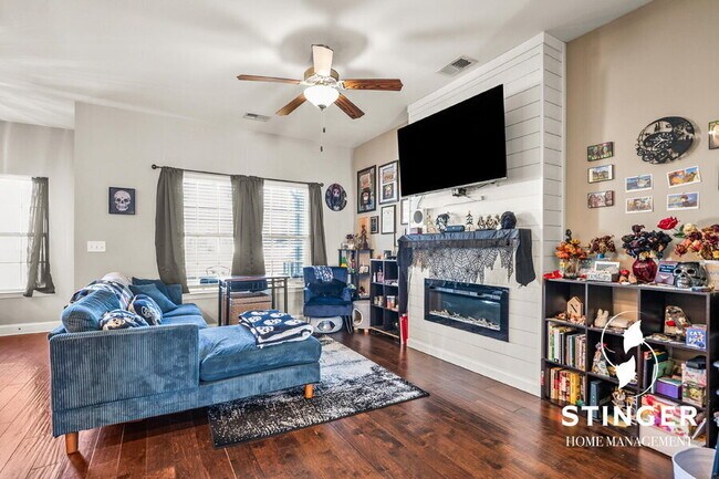 Foto del edificio - 332 Dante Cir