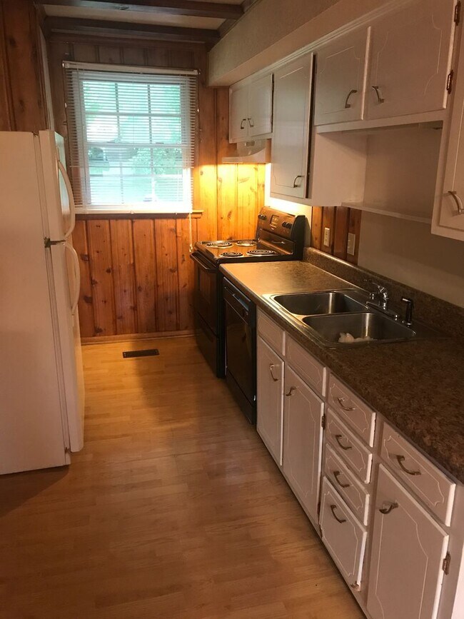 Foto del edificio - G TEAM - FOR LEASE - 3 Beds, 1.5 Baths, 11...