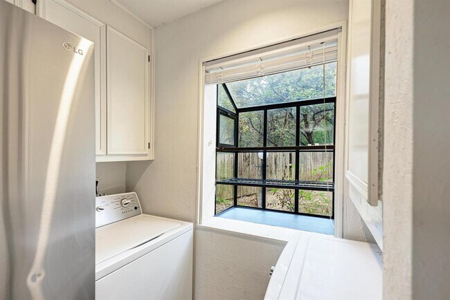 Foto del edificio - 1938 Holly Hill Dr