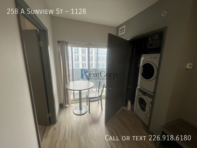 Building Photo - 258 Sunview St