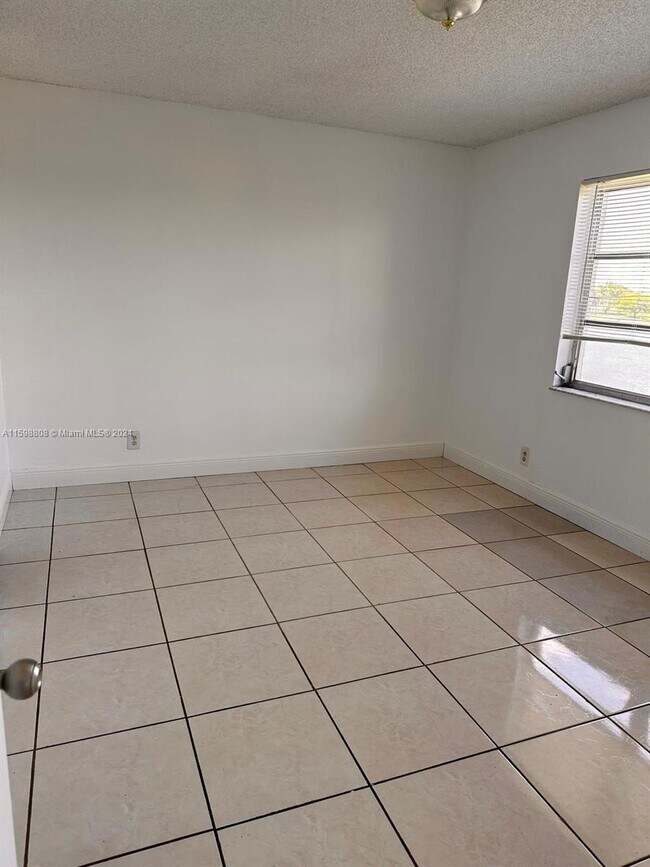 Foto del edificio - 8710 N Sherman Cir