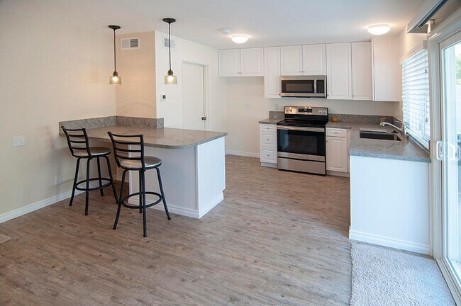 Building Photo - 493 Serento Cir