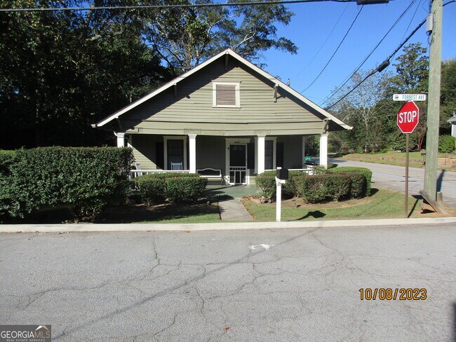 Building Photo - 1070 Forrest Ave