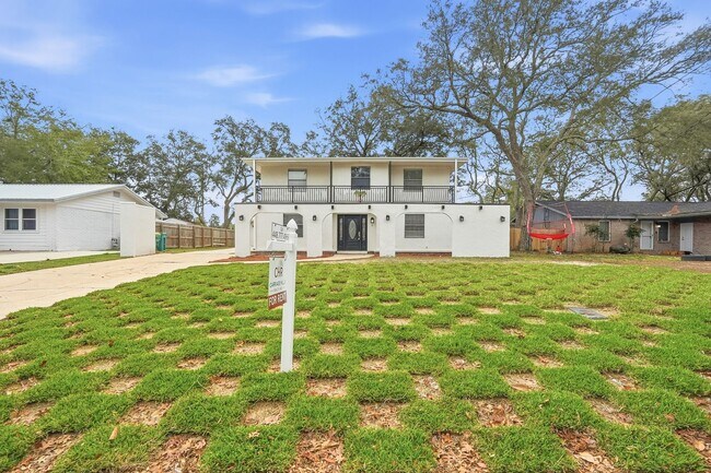 Building Photo - 5BR! Mediterranean-style residence in the heart of Niceville