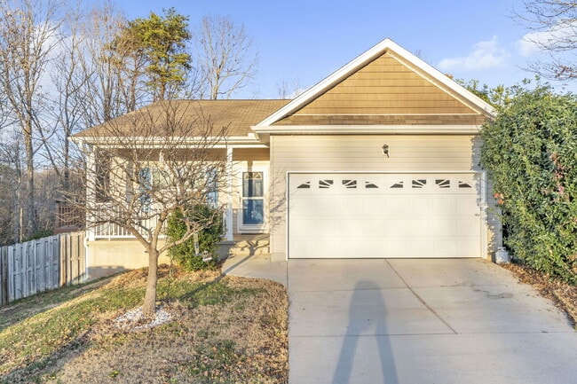 Beautifully 3-Bed Oasis in Travelers Rest with Granite Kitchen & Cozy Fireplace - Beautifully 3-Bed Oasis in Travelers Rest with Granite Kitchen & Cozy Fireplace Apartment