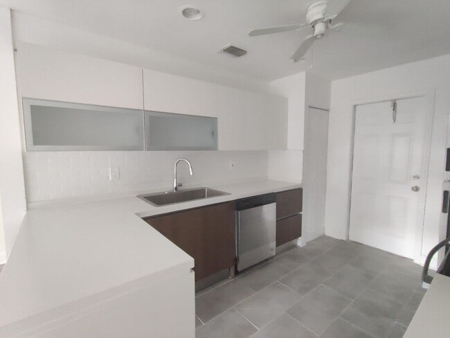 Building Photo - 4905 N Flagler Dr