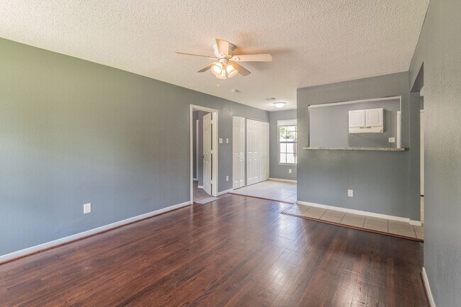 Foto del edificio - 5407 Thrush Dr