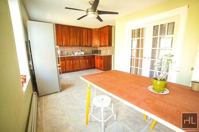 Building Photo - **Sensational Spacious Newly Renovated 3 B...