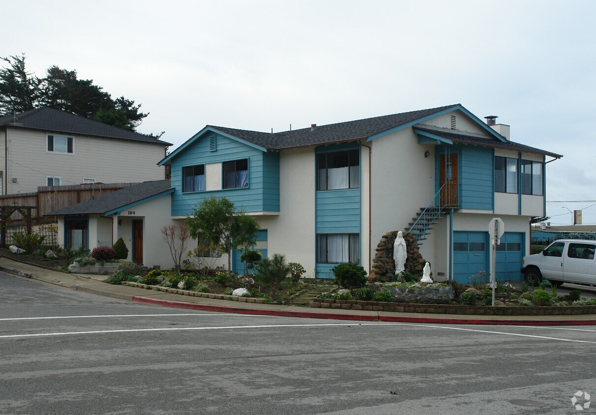 Building Photo - 164-168 Milagra Dr