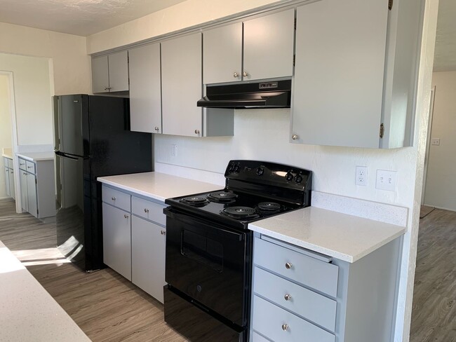Building Photo - Completely updated duplex!