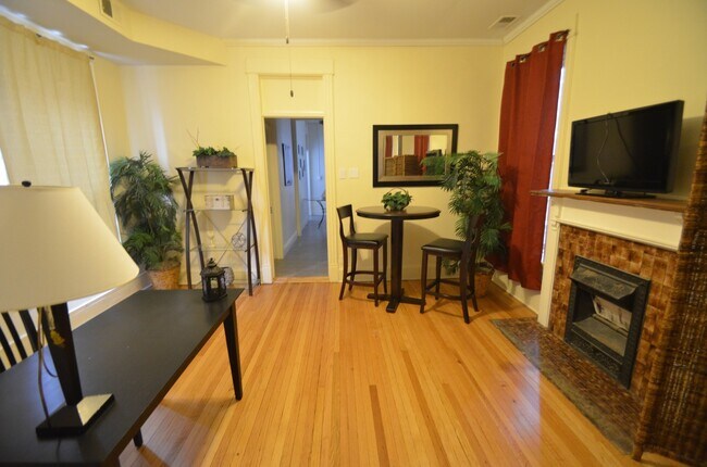 Foto del edificio - 2126 N Sheffield Ave