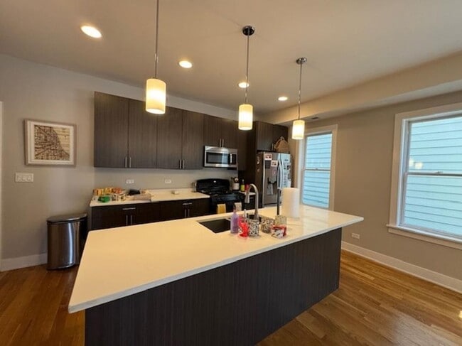Building Photo - 3 bedroom in Chicago IL 60657