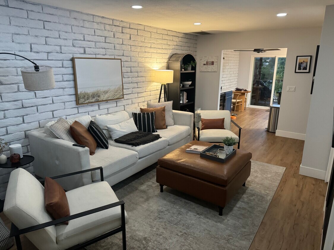 Foto principal - 831 E 3rd Ave