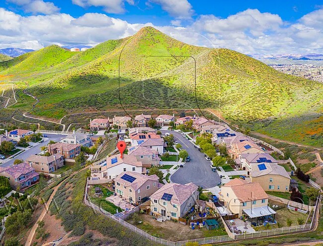 Foto del edificio - Expansive Five-Bedroom Retreat with Stunning Outdoor Living at Heather Ridge