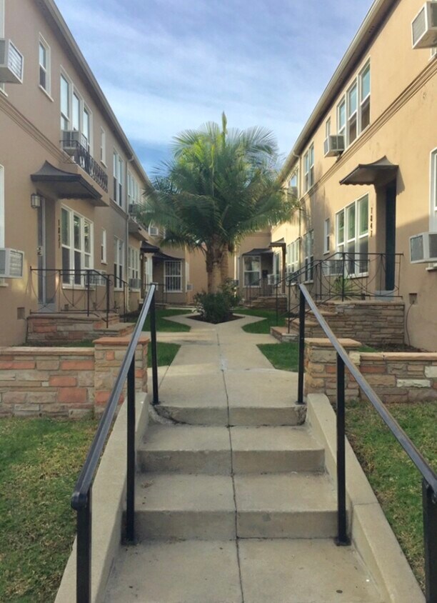 1835-1849 N Normandie Ave - 1837 N Normandie Ave
