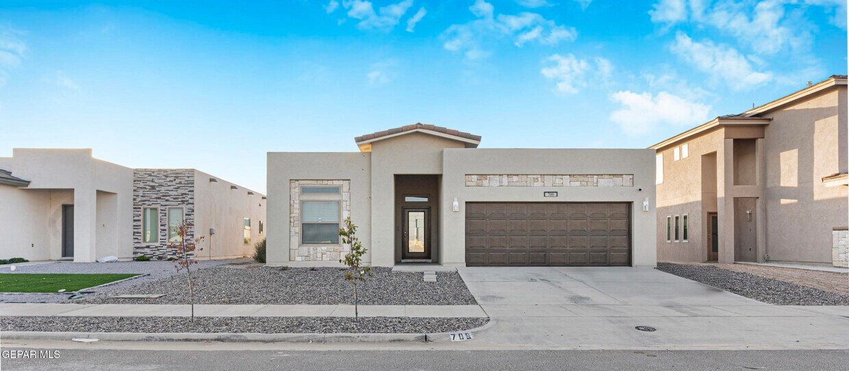 Foto principal - 709 Cedarwood Ave