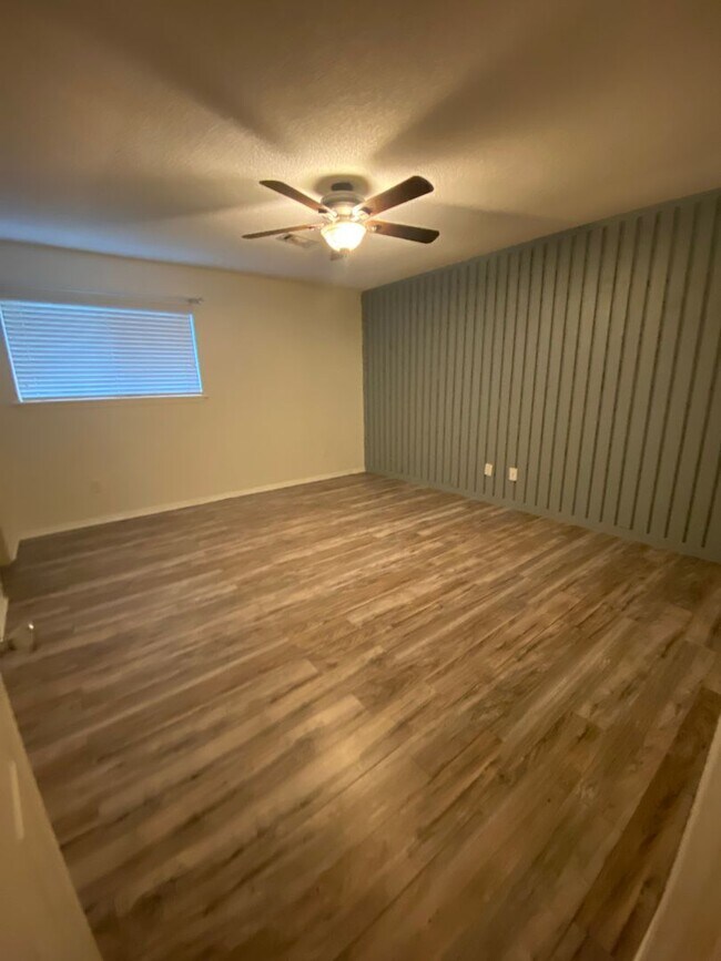 Building Photo - 3 bed 2 bath 2 car garage house