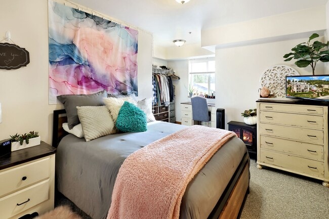 Spacious bedroom 2 bed 2 bath - The Dex