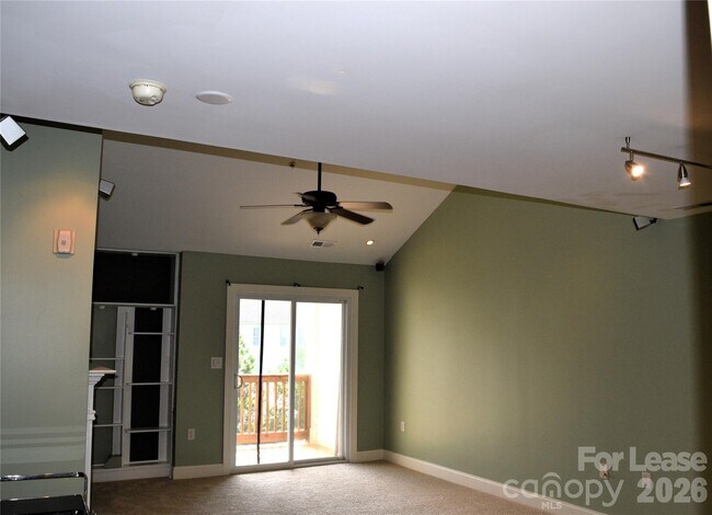 Foto del edificio - 6321 Park Creek Dr