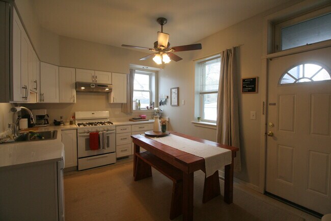 Kitchen - 4041 N Monticello Ave