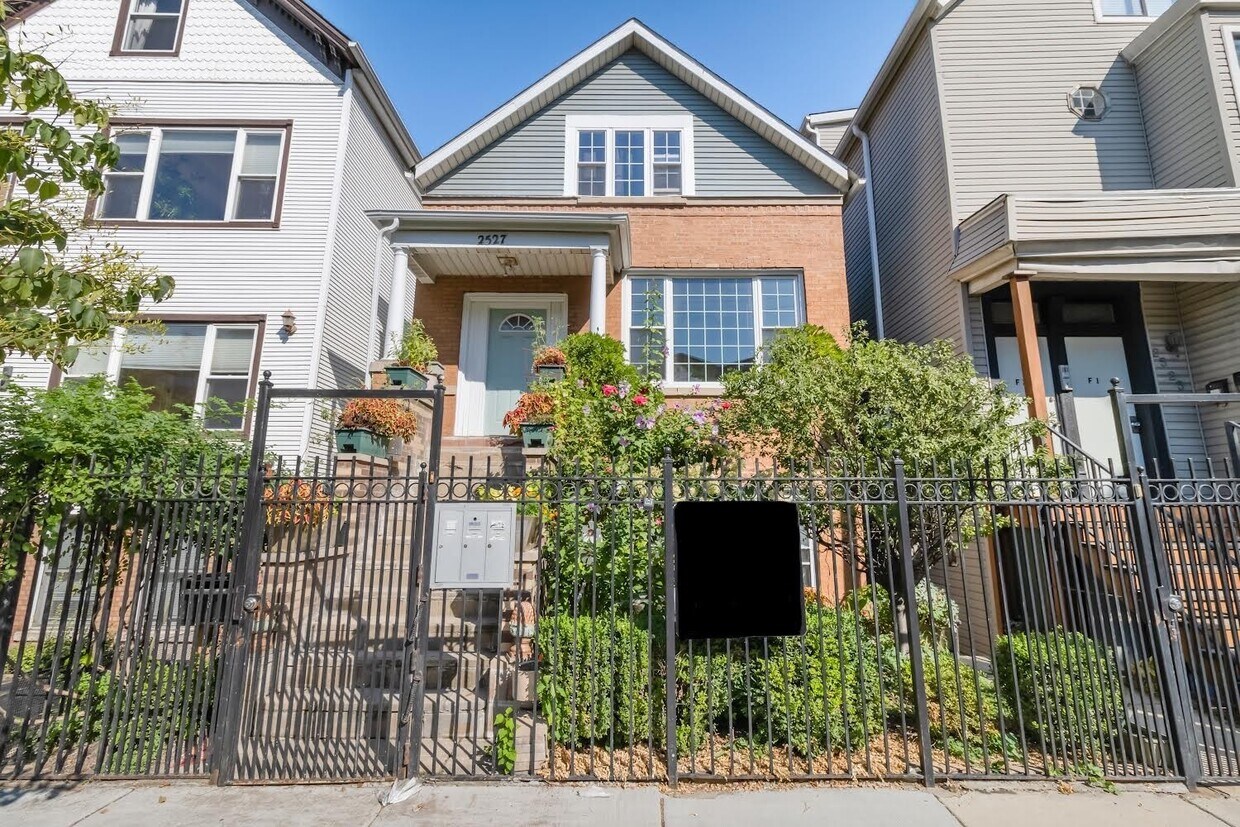 Primary Photo - 2527 N Ashland Ave