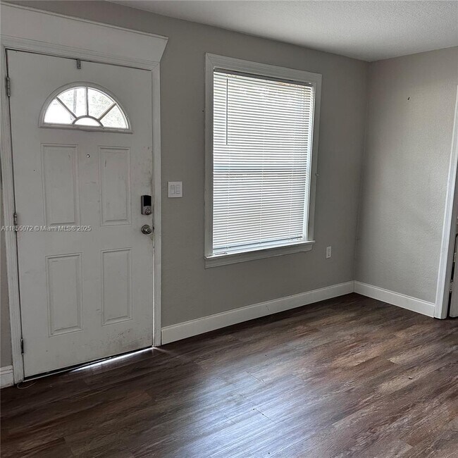 Foto del edificio - 4522 Kingsbury St