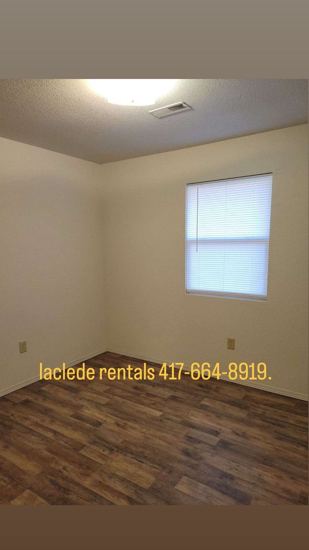 Building Photo - 3 BEDROOM , 2 BATH