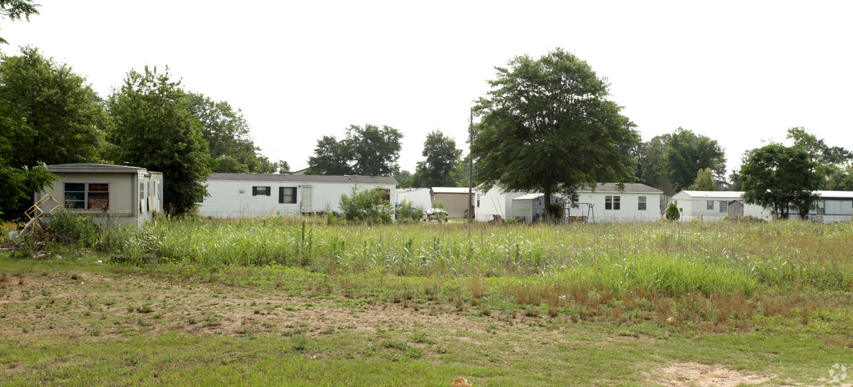 Building Photo - Country Squire Mobile Home Park