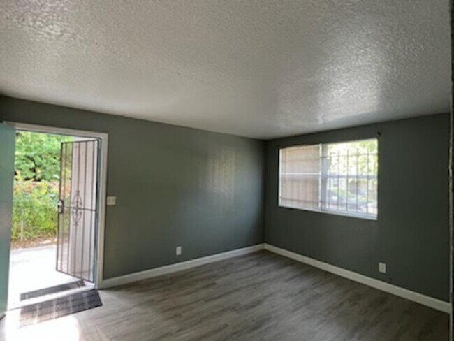 Foto del edificio - 1459 W 20th St