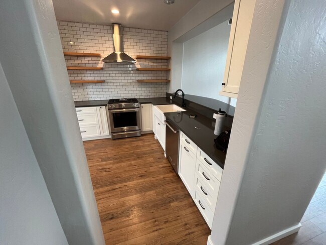 Building Photo - NW Visalia's Gated Neighborhood, Avalon!