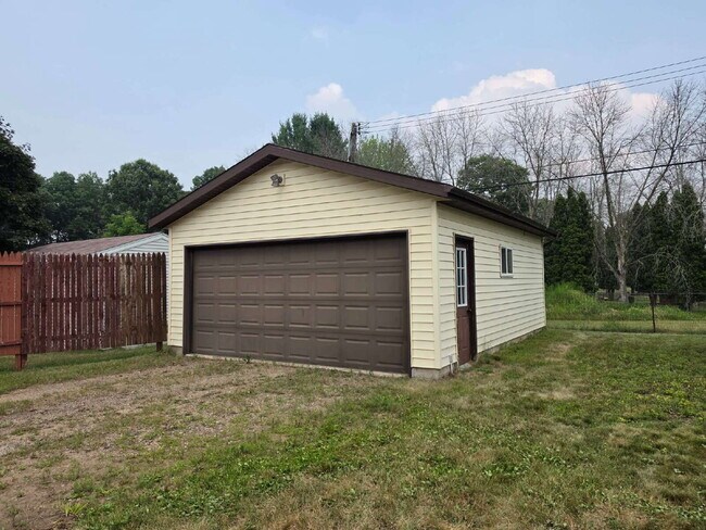 Foto del edificio - 2 Bedroom, 1 Bathroom Home with Garage Available Now