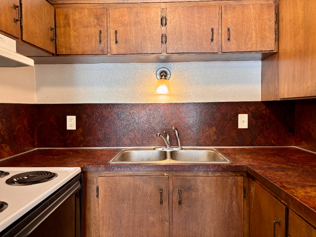 Building Photo - 365 W 550 N