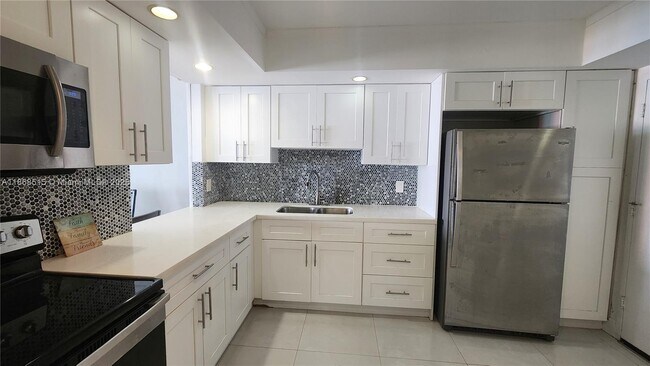 Building Photo - 1351 NE Miami Gardens Dr