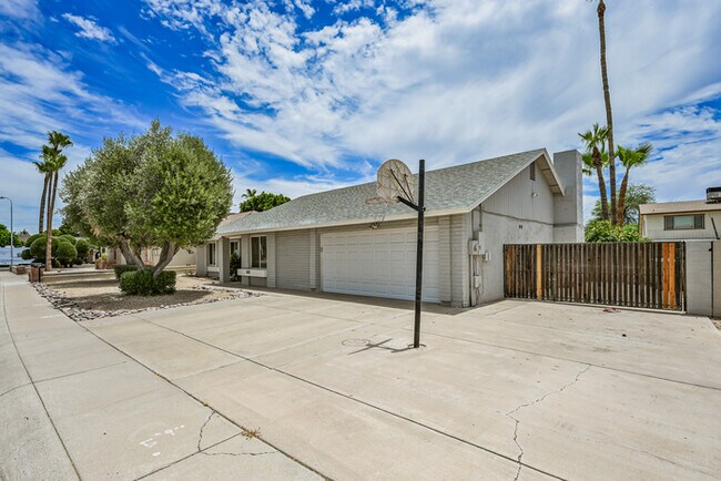 Building Photo - 4 bedroom with Pool !!