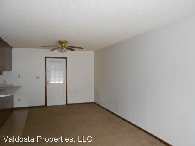 Building Photo - 2 br, 2 bath Apartment - 6107 Vinnie Drive