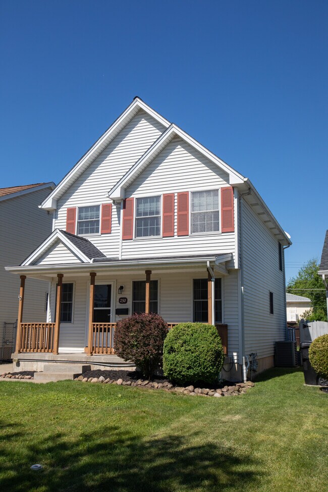 3 bed, 1.5 baths - 250 Lyndale Ave