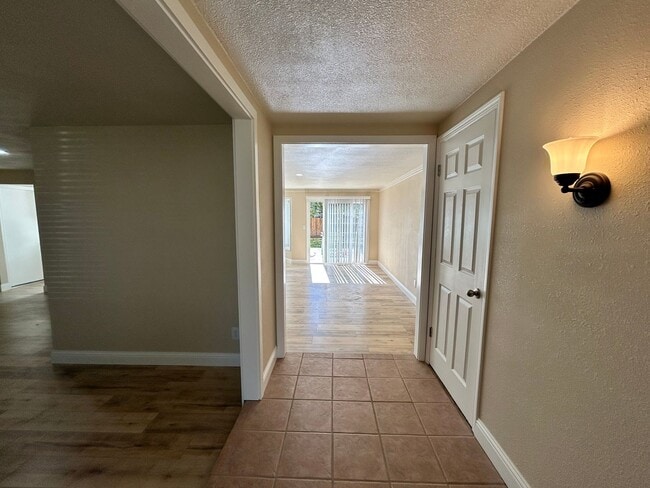 Building Photo - Newly Renovated 3 Bedroom, 2 Bath Home in ...