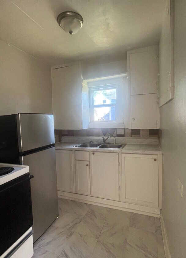 Primary Photo - 227 W 8th Ave