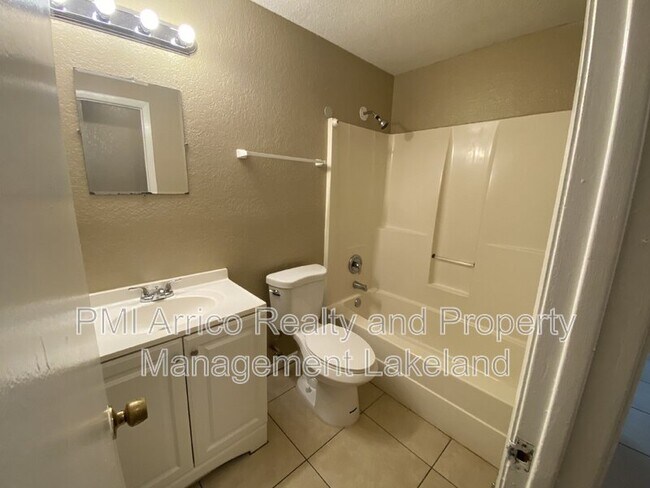 Foto del edificio - 590 Hatfield Rd