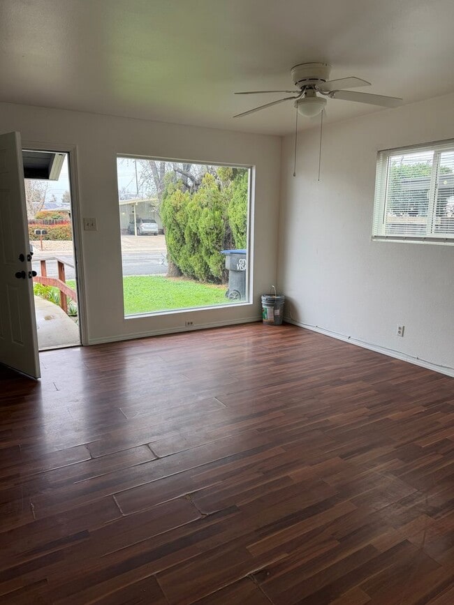 Building Photo - 2 Bedroom 1 Bath Centrally located