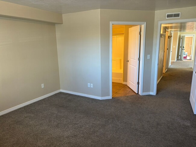 Building Photo - Ground Floor 3 Bedroom Condo