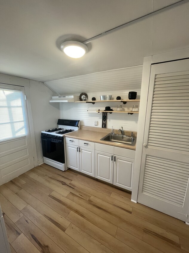 Kitchen - 202 Delaware Dr