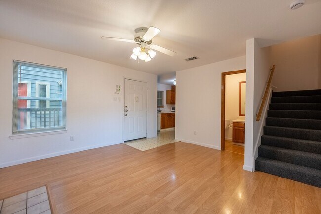 Building Photo - Beautiful 2 Bedrooms, 1.5 BathroomS home in Gateway Condominiums!!!